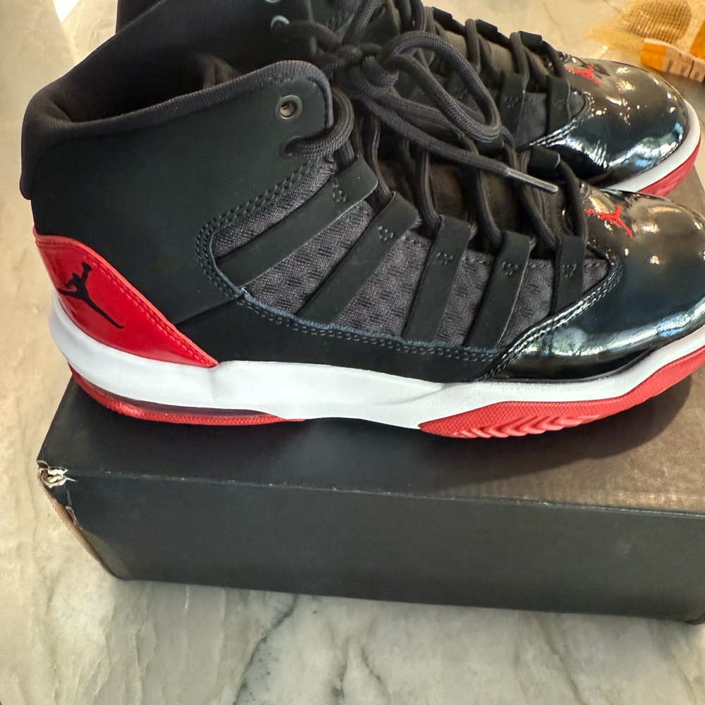 Jordan Black max aura kids size 4.5